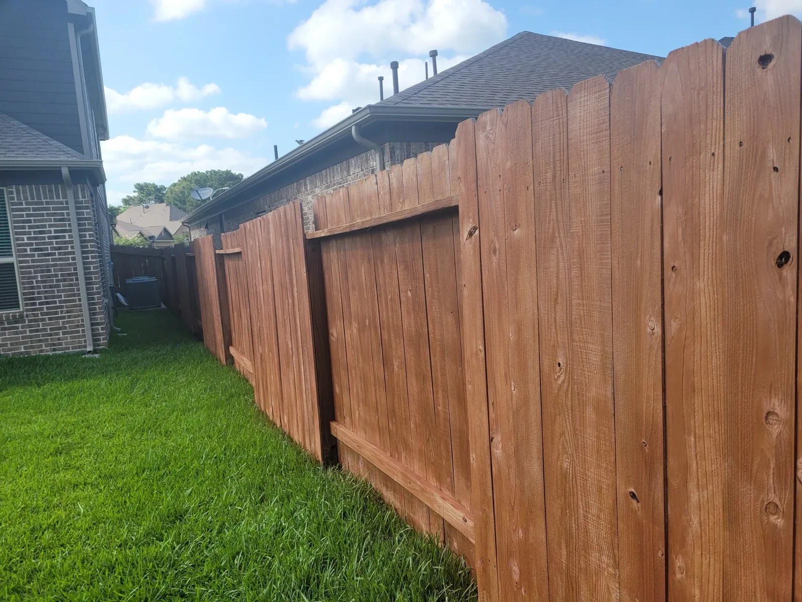 See How Easily You Can Stain Your Fence