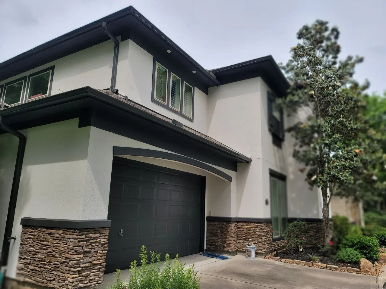 Freshly painted stucco exterior home in Sugar Land, TX by The Proud Paintbrush